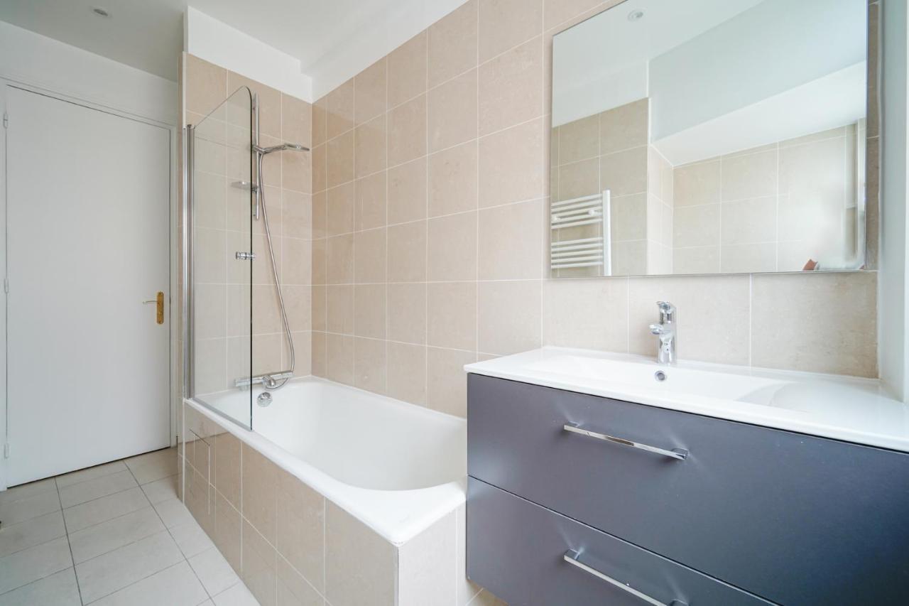 Next To Palais Des Congres - Apartment *